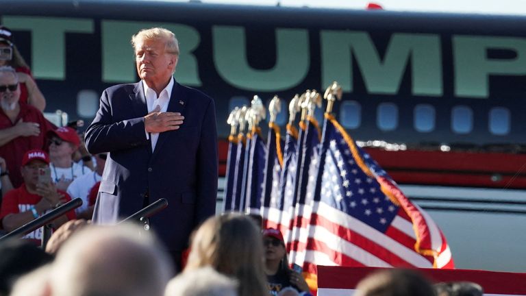 Eski ABD Başkanı Donald Trump, 25 Mart 2023'te Waco, Teksas, ABD'deki bir etkinlikte 2024 seçimlerinde başkan adaylığını açıkladıktan sonra ilk kampanya mitingine katılıyor. REUTERS/Go Nakamura