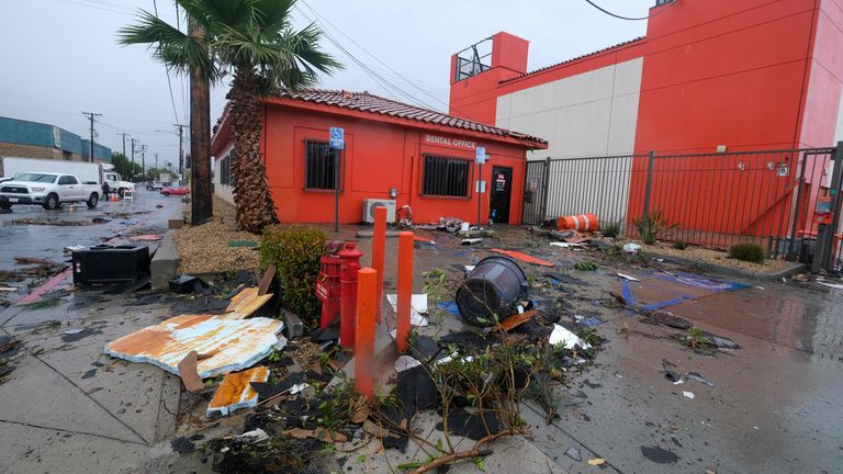 Des débris sont vus après une éventuelle tornade qui a endommagé plusieurs bâtiments le mercredi 22 mars 2023 à Montebello, en Californie. (AP Photo/Ringo HW Chiu)