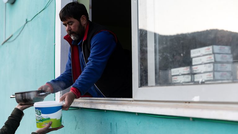 Gönüllüler Türkiye'nin Beyoğlu ilçesinde yemek dağıtıyor.  Resim: Bradley Secker/DEC