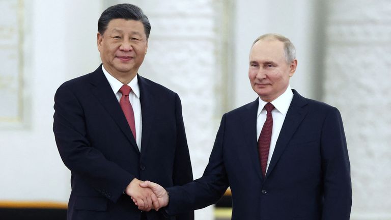 Russian President Vladimir Putin shakes hands with Chinese President Xi Jinping during a welcome ceremony before Russia - China talks in narrow format at the Kremlin in Moscow, Russia March 21, 2023. Sputnik/Sergei Karpukhin/Pool via REUTERS ATTENTION EDITORS - THIS IMAGE WAS PROVIDED BY A THIRD PARTY.