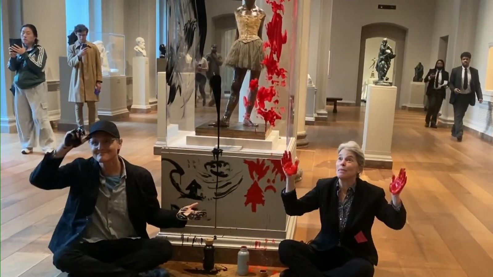 Washington Climate activists smear paint on sculpture at National