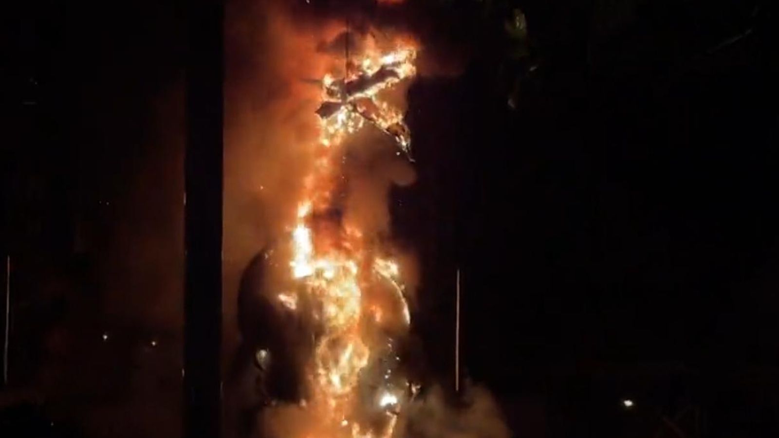 Watch Disneyland's dragon catch on fire during Fantasmic show