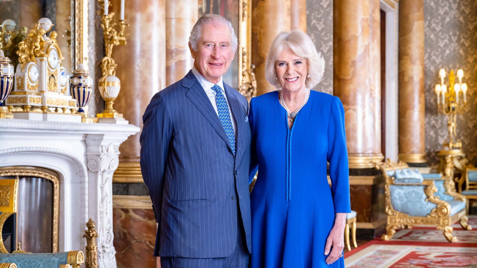 戴冠式: バッキンガム宮殿が公開した国王と女王の新しい肖像画 | イギリスのニュース