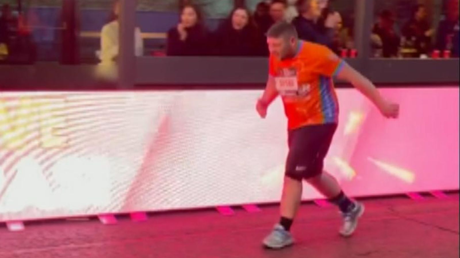 London Marathon Heartwarming moment spectators cheer as final finisher