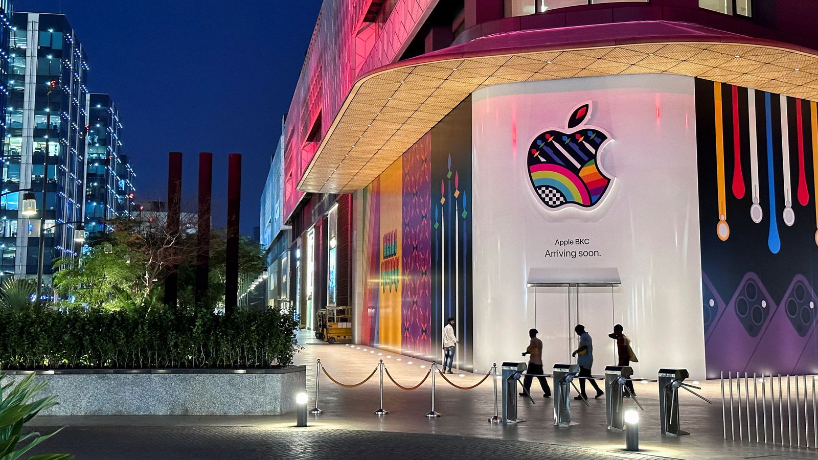 Apple becomes first public company to be valued at trn