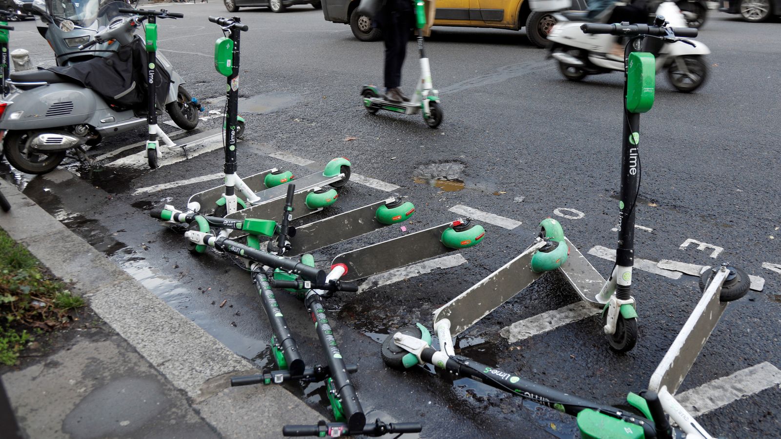Париж забранява електрическите скутери след огромно гласуване за забрана на превозните средства под наем