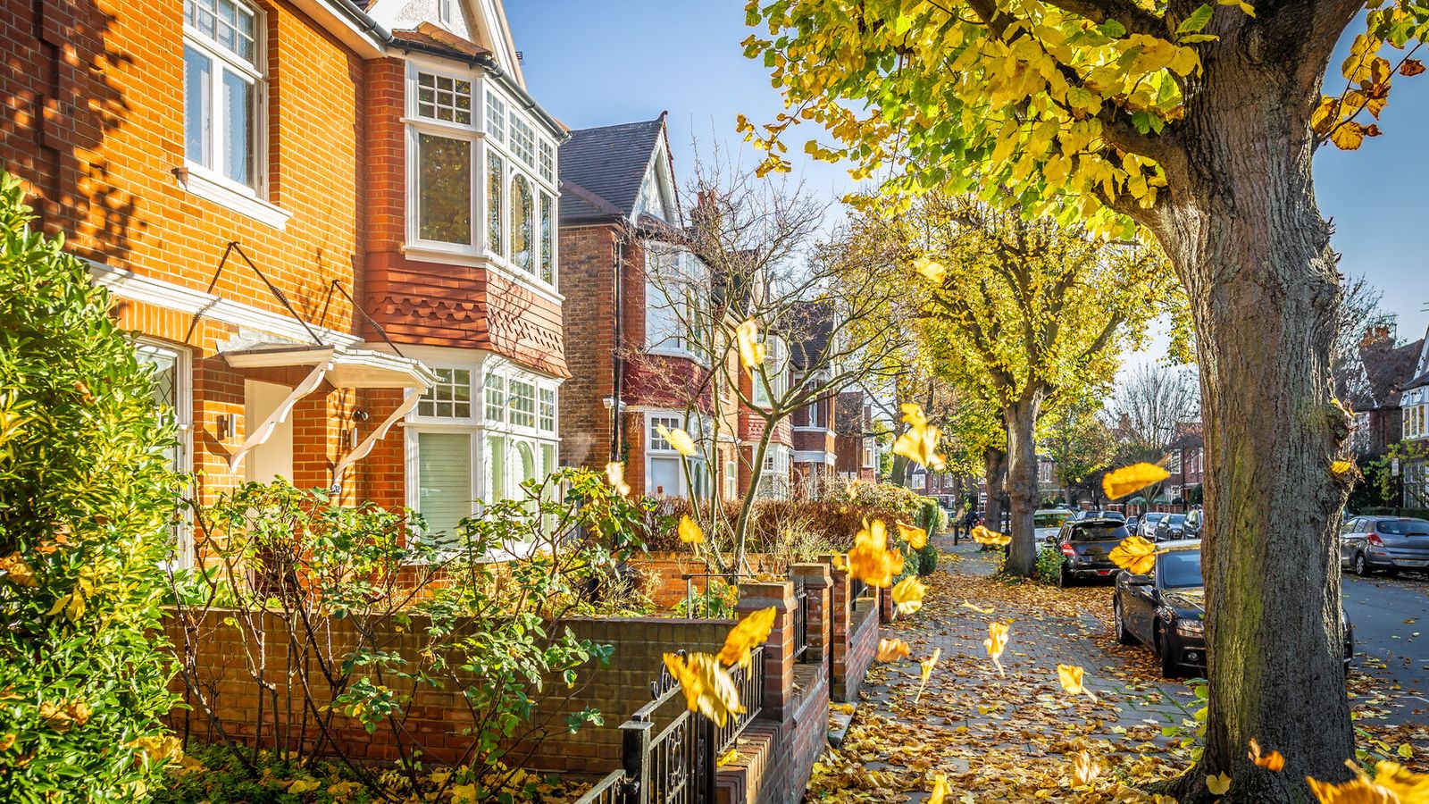 House price growth slows as buyers 'take note of economic headwinds'