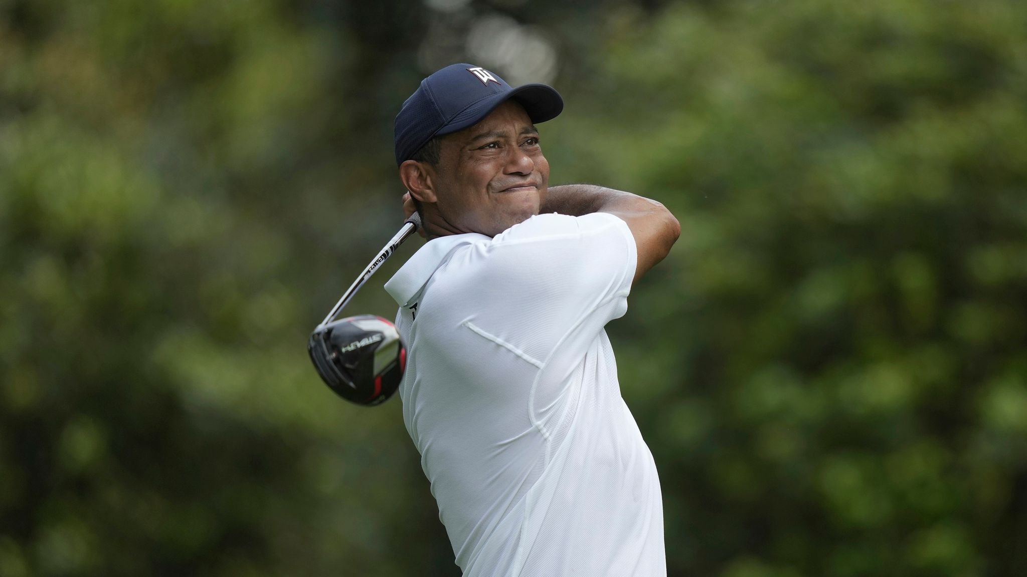 Masters suspends play Saturday; Tiger Woods in last place