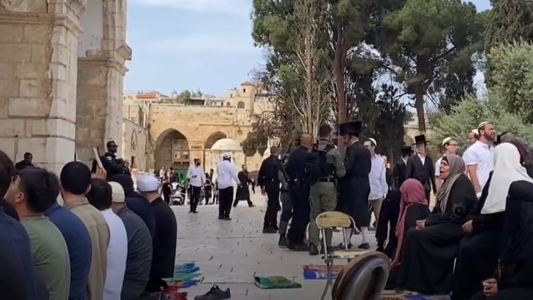 Hundreds of Israelis have entered the al Aqsa mosque in Jerusalem for the fifth consecutive day.