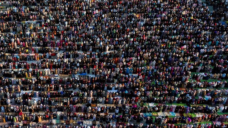 Arnavut Müslümanlar, 21 Nisan 2023'te Arnavutluk'un Tiran kentindeki Skanderbeg Meydanı'nda kutsal oruç ayı Ramazan'ın sonunu münasebetiyle Ramazan Bayramı namazını kutluyor. REUTERS/Florion Goga