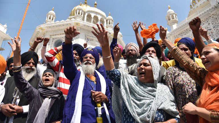 Waris Punjab De örgütünün destekçileri, şefleri ve ayrılıkçı lideri Amritpal Singh lehine sloganlar attı. 