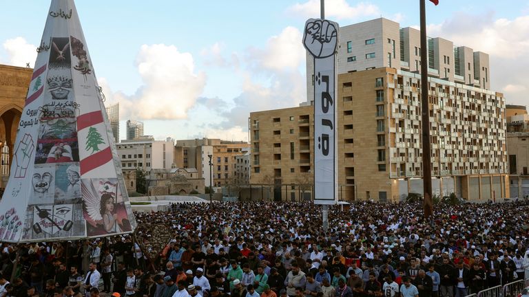 İnsanlar, 21 Nisan 2023, Beyrut şehir merkezindeki El Emin Camii'nin önünde kutsal oruç ayı Ramazan'ın bitişini münasebetiyle Ramazan Bayramı namazına katılıyor. REUTERS/Mohamed Azakir