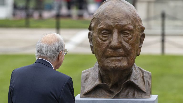 Senator George Mitchell looks at a newly unveiled bust of himself by Irish visual artist Colin Davidson, during the three-day international conference at Queen&#39;s University Belfast to mark the 25th anniversary of the Belfast/Good Friday Agreement.