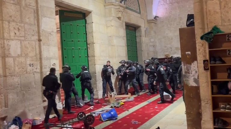 Violence at the al Aqsa mosque in jerusalem 