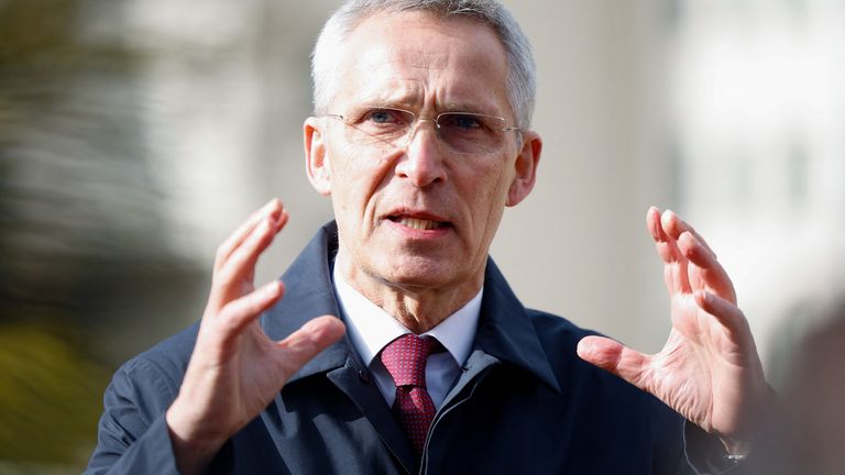 Le secrétaire général de l'OTAN, Jens Stoltenberg, visite la base aérienne américaine de Ramstein, en Allemagne, le 21 avril 2023. REUTERS/Heiko Becker
