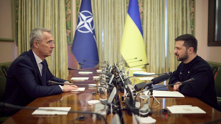 Ukrayna'da savaş.  NATO Genel Sekreteri Jens Stoltenberg, Başkan Volodymyr Zelenskyy ile 20 Nisan 2023'te Kiev'de.  NATO Genel Sekreteri ile Kiev'de görüşme Fotoğraf: Ukrayna Cumhurbaşkanlığı Ofisi/picture-alliance/dpa/AP Images
