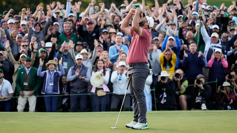 İspanya'dan Jon Rahm, 9 Nisan 2023 Pazar günü Augusta, Ga'da Augusta Ulusal Golf Kulübü'ndeki Masters golf turnuvasını kazandıktan sonra 18. golf sahasında kutlama yapıyor. (AP Fotoğrafı/Mark Baker)