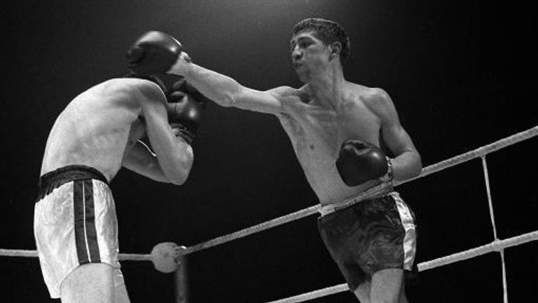 Ken Buchanan fighting in Los Angeles in 1971