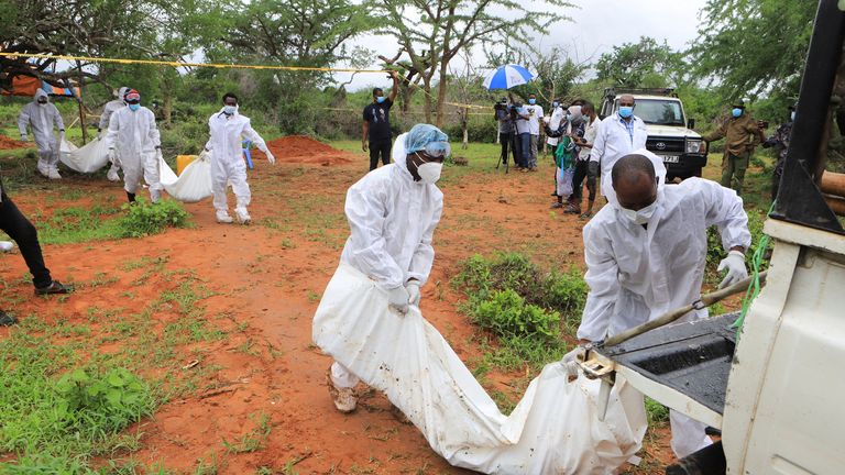 Kenya polisi, Kilifi'deki şüpheli Hıristiyan kült mezarlarından kalıntıları çıkardı