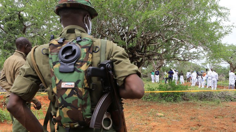 Kenya polisi, Kilifi'deki şüpheli Hıristiyan kült mezarlarından kalıntıları çıkardı