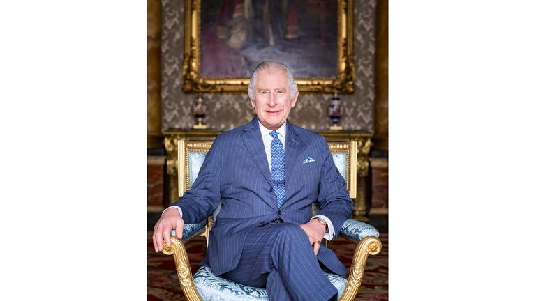     Kral Charles III, Hugo Burnand tarafından Buckingham Sarayı'ndaki Mavi Salonda çekilmiş.