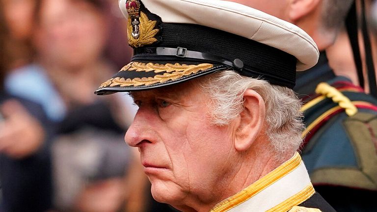 Król Karol III idzie za trumną królowej Elżbiety II po jej pogrzebie w Opactwie Westminsterskim w centrum Londynu, poniedziałek, 19 września 2022 r. Pic AP/Alberto Pezzali