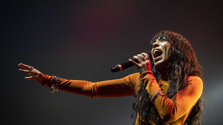 İsveç'ten Loreen, 15 Nisan 2023'te (16 Nisan 2023'te yayınlandı) Amsterdam, Hollanda'da AFAS Live'da yıllık Eurovision Konser etkinliğinde performans sergiliyor.
