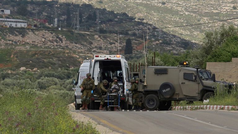 İsrail askerleri, Nablus yakınlarındaki işgal altındaki Batı Şeria'daki Elon Moreh yerleşim yeri yakınlarında bir ordu operasyonu sırasında nöbet tutuyor Pic:AP