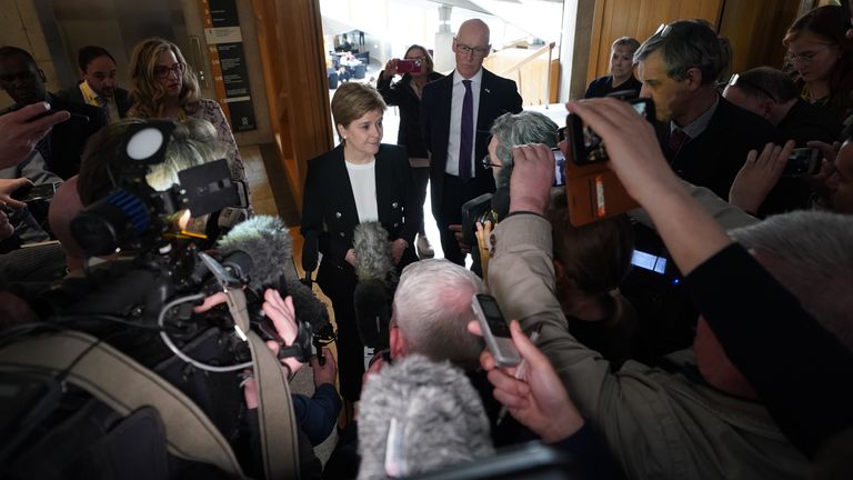 La ex primera ministra escocesa Nicola Sturgeon habla con los medios de comunicación cuando regresa al Parlamento escocés en Edimburgo.  Su esposo, el exdirector ejecutivo del SNP Peter Murrell, fue arrestado a principios de este mes por la policía que investigaba las finanzas del SNP e interrogado durante más de 11 horas antes de ser liberado en espera de una mayor investigación.  Imagen fecha: martes 25 de abril de 2023.