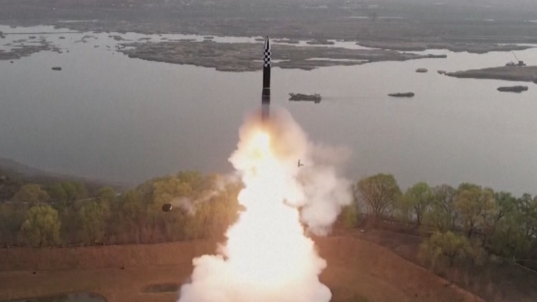 Kuzey Kore, ilk kez katı yakıtlı bir ICBM test ettiğini açıkladı