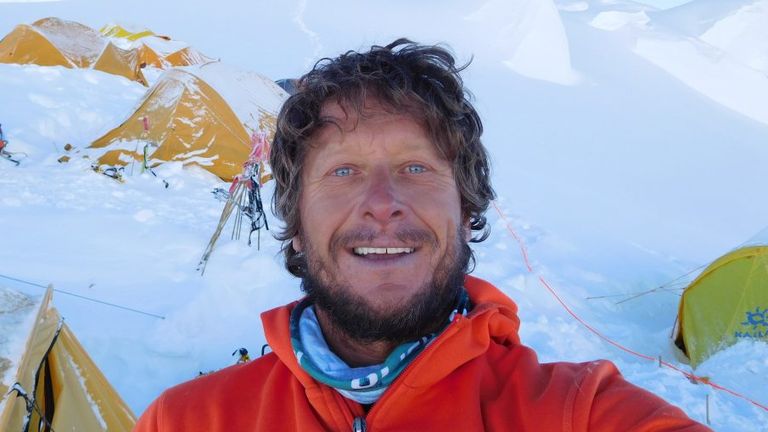 Anurag Maloo: Pendaki India diselamatkan setelah jatuh ke jurang di Gunung Annapurna Nepal |  Berita Dunia