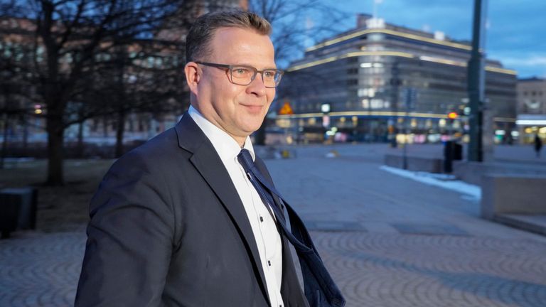 Ulusal Koalisyon Partisi Başkanı Petteri Orpo, 2 Nisan 2023 Pazar günü Helsinki, Finlandiya'daki parlamento seçimleri sırasında Parlamento Binası'na geldi. (AP Fotoğrafı/Sergei Grits)