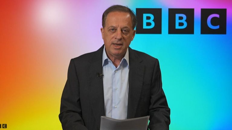 Richard Sharpe, quien asumió como presidente de la BBC en enero de 2021, renunció como presidente de la BBC.  Dijo que se iba para limitar cualquier daño a la empresa como organización.  The Sunday Times reveló que ayudó a facilitar el acceso de Boris Johnson a un préstamo mientras comenzaba el proceso de contratación.
