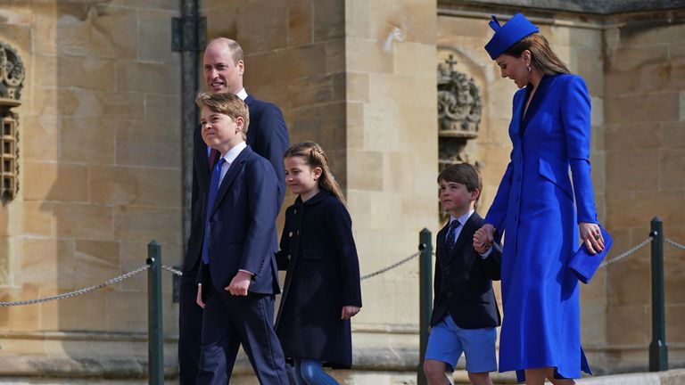 Prens George, Prenses Charlotte ve Prens Louis ile Galler Prensi ve Prensesi.  Resim: PA