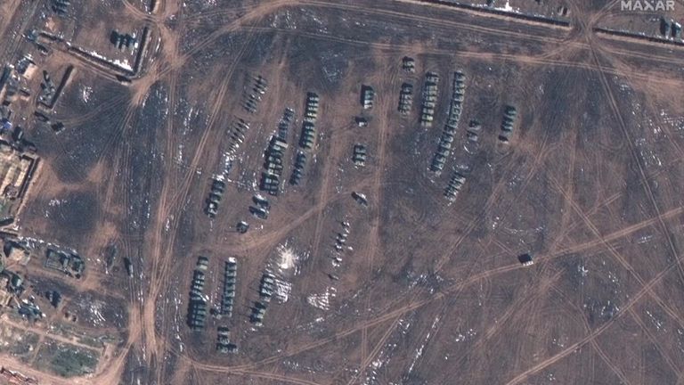 Uydu Görüntüleri Rus Kuvvetlerinin Kırım Deposundan Askeri Teçhizatı Çektiğini Gösteriyor