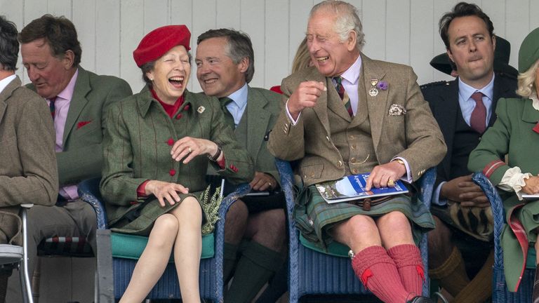 Kraliyet Prensesi ve Galler Prensi, İskoçya'dayken Braemar'daki Princess Royal ve Duke of Fife Memorial Park'taki Braemar Royal Highland Buluşması sırasında Rothesay Dükü olarak bilinir.  Resim tarihi: 3 Eylül 2022 Cumartesi.