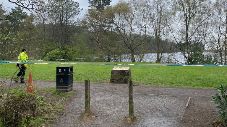 Polis, Salı günü Glasgow'da şüpheli bir şekilde ölü bulunan 35 yaşındaki hamile öğretmen Marelle Sturrock'un nişanlısını aramak için East Dunbartonshire'daki Mugdock Country Park'ı aramaya devam ediyor.  Resim tarihi: 27 Nisan 2023 Perşembe.