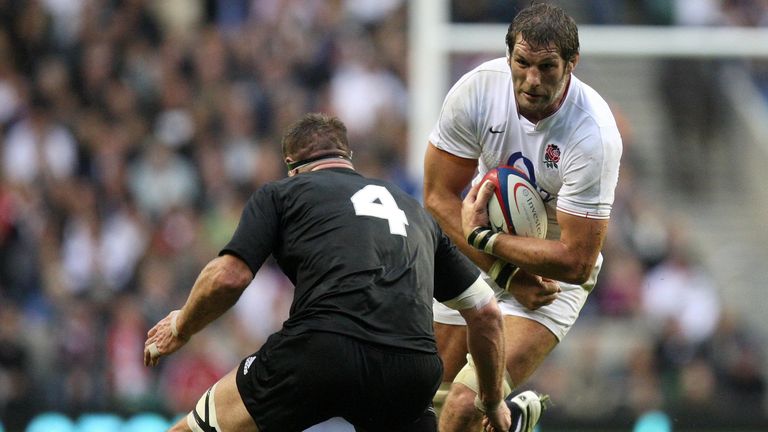 England&#39;s Simon Shaw (right) runs at New Zealand&#39;s Brad Thorn during the Investec Challenge Series 2009 match at Twickenham, London.