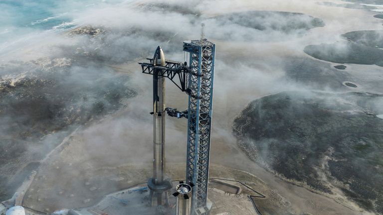 La pile complète de SpaceX Starship est vue sur sa rampe de lancement près de Brownsville, Texas, États-Unis le 9 janvier 2023. SpaceX/Handout via REUTERS.  AUCUNE REVENTE.  PAS D'ARCHIVES.  CETTE IMAGE A ÉTÉ FOURNIE PAR UN TIERS.