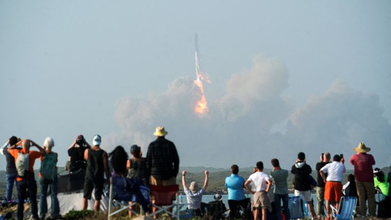 A espaçonave Starship de próxima geração da SpaceX, no topo de seu poderoso foguete Super Heavy, se autodestrói após seu lançamento da plataforma de lançamento Boca Chica da empresa em um breve voo de teste não tripulado perto de Brownsville, Texas, EUA, 20 de abril de 2023 REUTERS/Go Nakamura