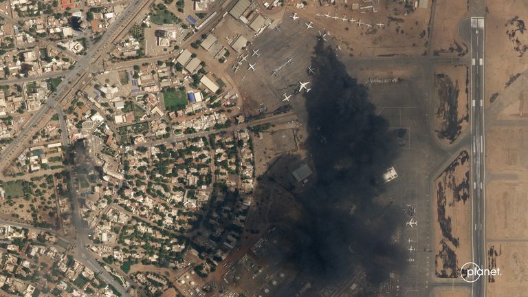 Planet Labs PBC tarafından çekilen uydu fotoğrafı, Hartum Uluslararası Havaalanı, Sudan'da yanan iki uçağı gösteriyor Pic::Planet Labs/AP