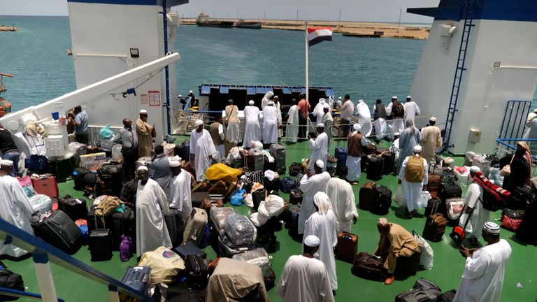 Sudan Limanı'nda bir Suudi Arabistan gemisi