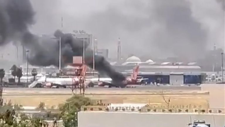 Şiddetli çatışmaların ortasında Hartum'un uluslararası havaalanındaki uçaklardan dumanlar yükseliyor.