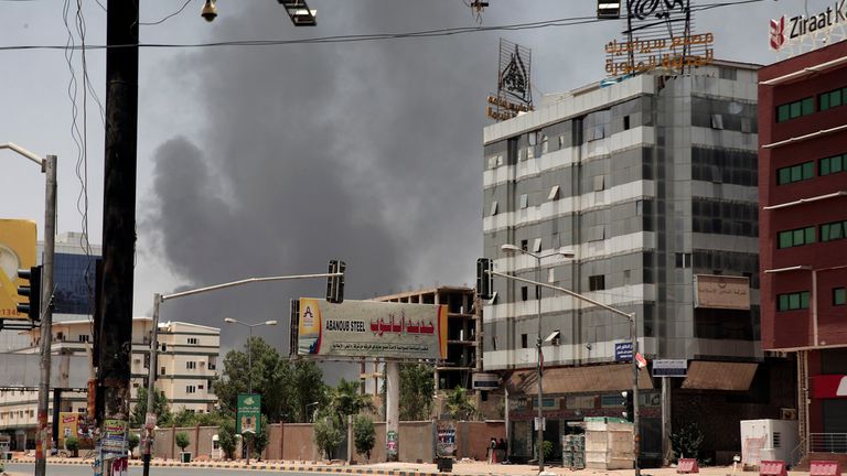 Hartum'da bir mahalleden dumanlar yükseliyor.  Resim: AP