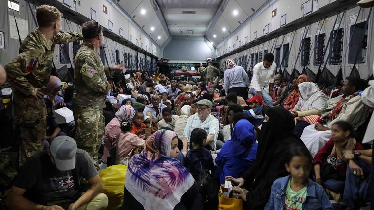 Ciudadanos británicos a bordo de un avión de la RAF en Jartum siendo evacuados al Aeropuerto Internacional de Larnaca en Chipre. 