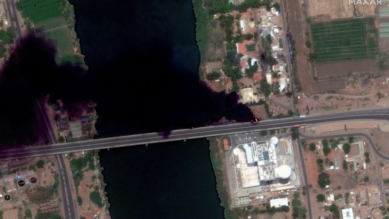 Uydu görüntüsü Hartum, Sudan'daki hastanenin yakınında yanan yangınları gösteriyor Pic:Maxar/Reuters