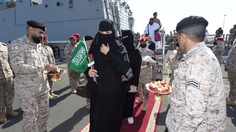 Suudi Arabistan vatandaşları ve diğer milletlerden insanlar, çatışmalardan kaçmak için Sudan'dan Suudi Donanması Gemisi ile tahliye edildikten sonra Cidde Deniz Limanı'na vardıklarında Suudi Kraliyet Donanması yetkilileri tarafından karşılanıyor, Cidde, Suudi Arabistan, 22 Nisan 2023. Suudi Basın Ajansı /Handout via REUTERS EDİTÖRLERİN DİKKATİNE - BU RESİM ÜÇÜNCÜ BİR ŞAHIS TARAFINDAN SAĞLANMIŞTIR
