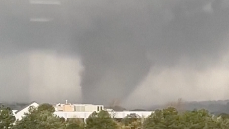 Tornado slams Little Rock, Arkansas