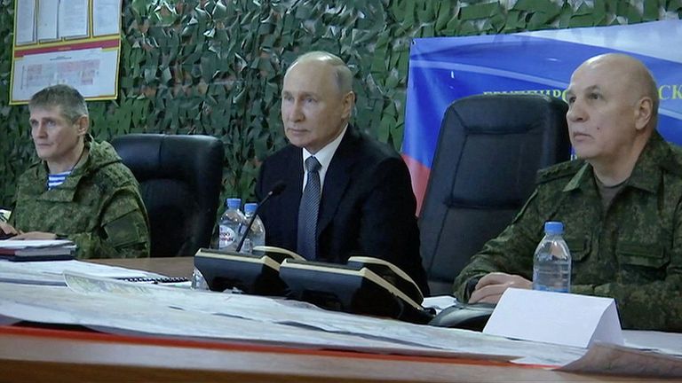 Rusya Devlet Başkanı Vladimir Putin, Hava Kuvvetleri Komutanı Albay General Mikhail Teplinsky (solda) ve Dinyeper Kuvvetler Grubu komutanı Albay General Oleg Makarevich ile birlikte Rusya'nın karargahını ziyaret etti. "Dinyeper" Rusya kontrolündeki Ukrayna'nın Herson Bölgesi'ndeki ordu grubu, 18 Nisan 2023'te yayınlanan bildiri videosundan alınan bu durağan görüntü.  SATIŞ YOK.  ARŞİV YOK.  ZORUNLU KREDİ.