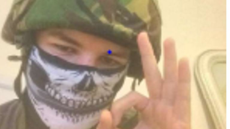     Vaughn Dolphin, bir askerin miğferinde, kafatası yüz maskesi takıyor